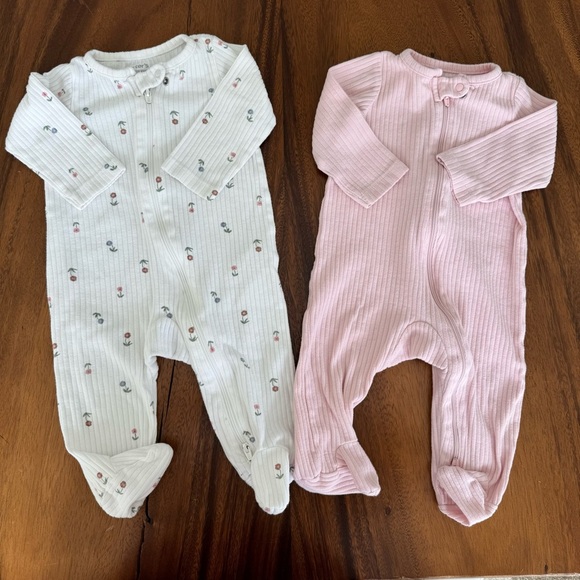 Carter’s Bundle of 2 Pink and White Baby Girl Footed One Pieces Pajamas Size 6M - Picture 1 of 4